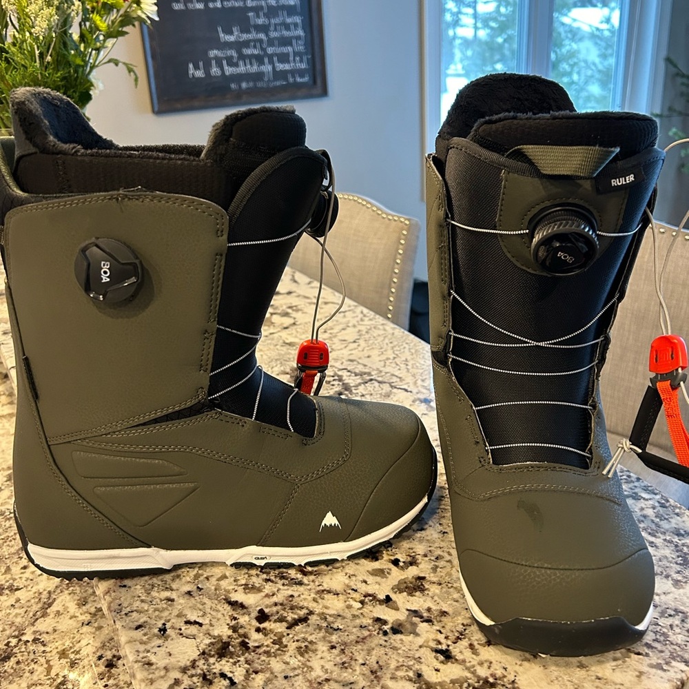 Brand new, never worn, men’s size 12 Burton ruler double boa snowboard boot.